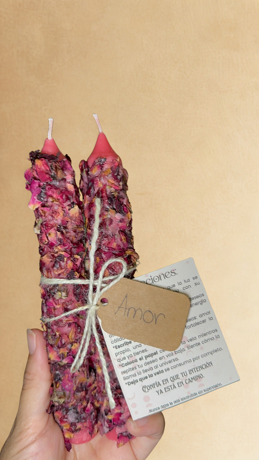 Amor Propio — Vela vestida de rosas para ritual de autocuidado