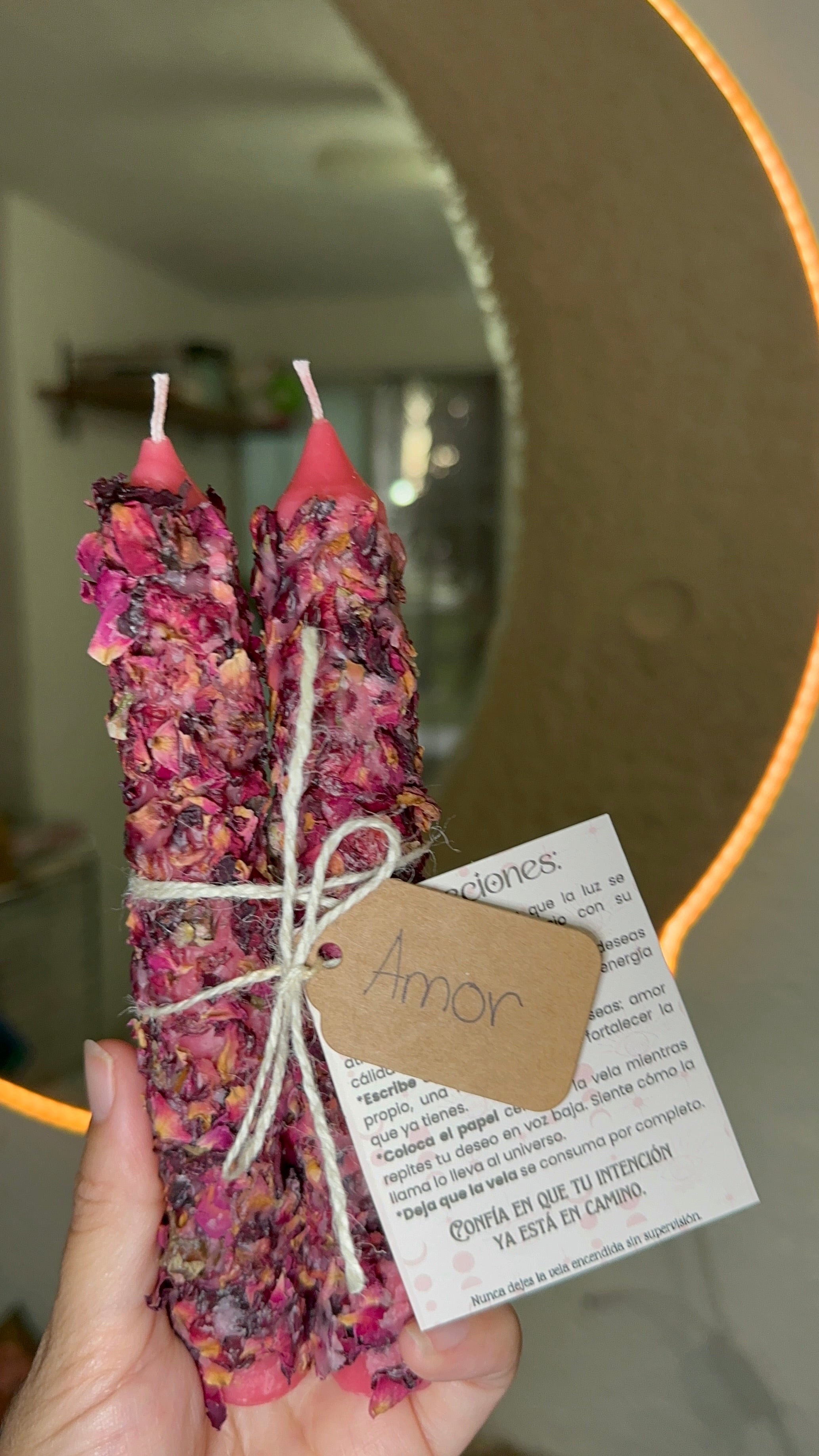 Amor Propio — Vela vestida de rosas para ritual de autocuidado